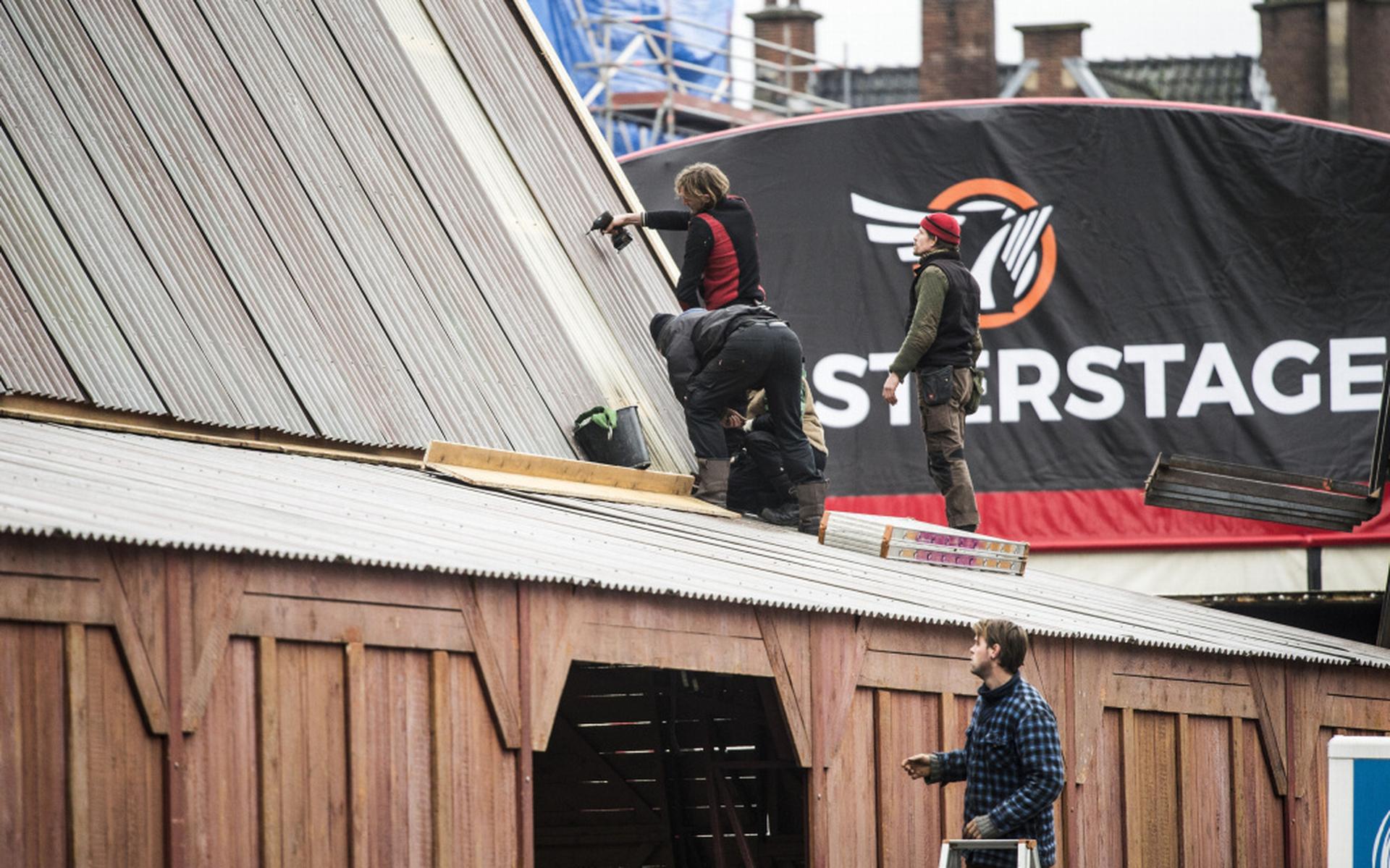 De opbouw van twee immense overkappingen was gisteren nog in volle gang. Foto Duncan Wijting
