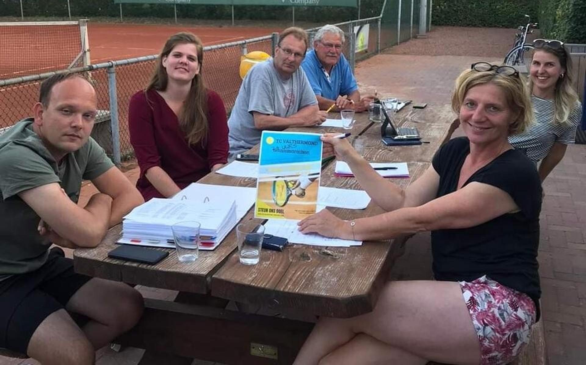 Tennisvereniging Valthermond gaat 24 uur tennissen voor nieuw kantinemeubilair - Dagblad van het Noo