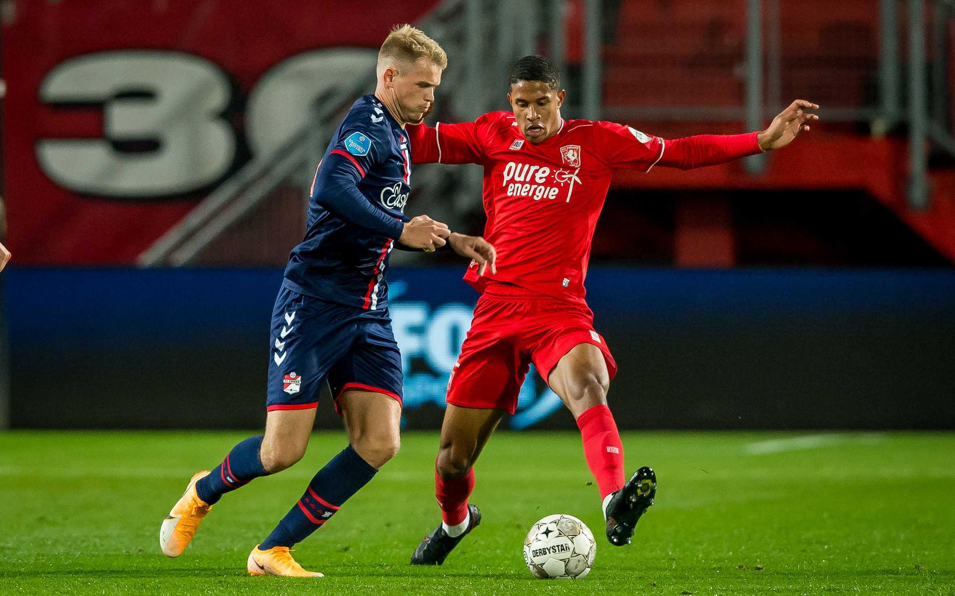 FC Emmen-speler Nikolai Laursen in duel met Jayden Oosterwolde van FC Twente.