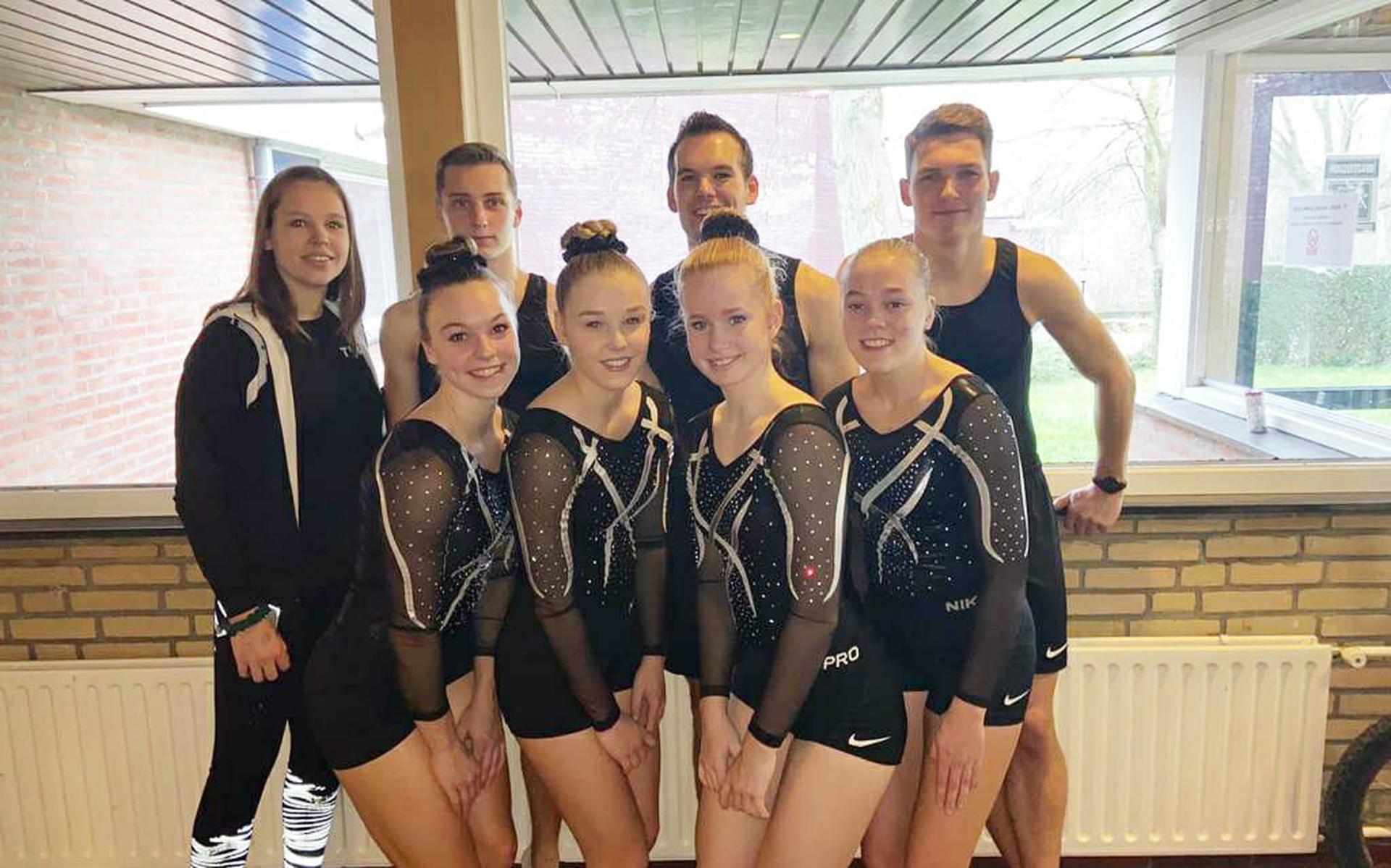 De acht turners en springers van TVC, die deel uitmaken van het nationaal EK Teamgym, moeten door de coronacrisis flink improviseren. Onderste rij v.l.n.r. Bente Brandsma, Anouk de Vries, Isis Klement en Annemiek Hazelaar. Bovenste rij: Sophie van Beek, Kevin Robben, Yvar Neep en Niek Hulst.