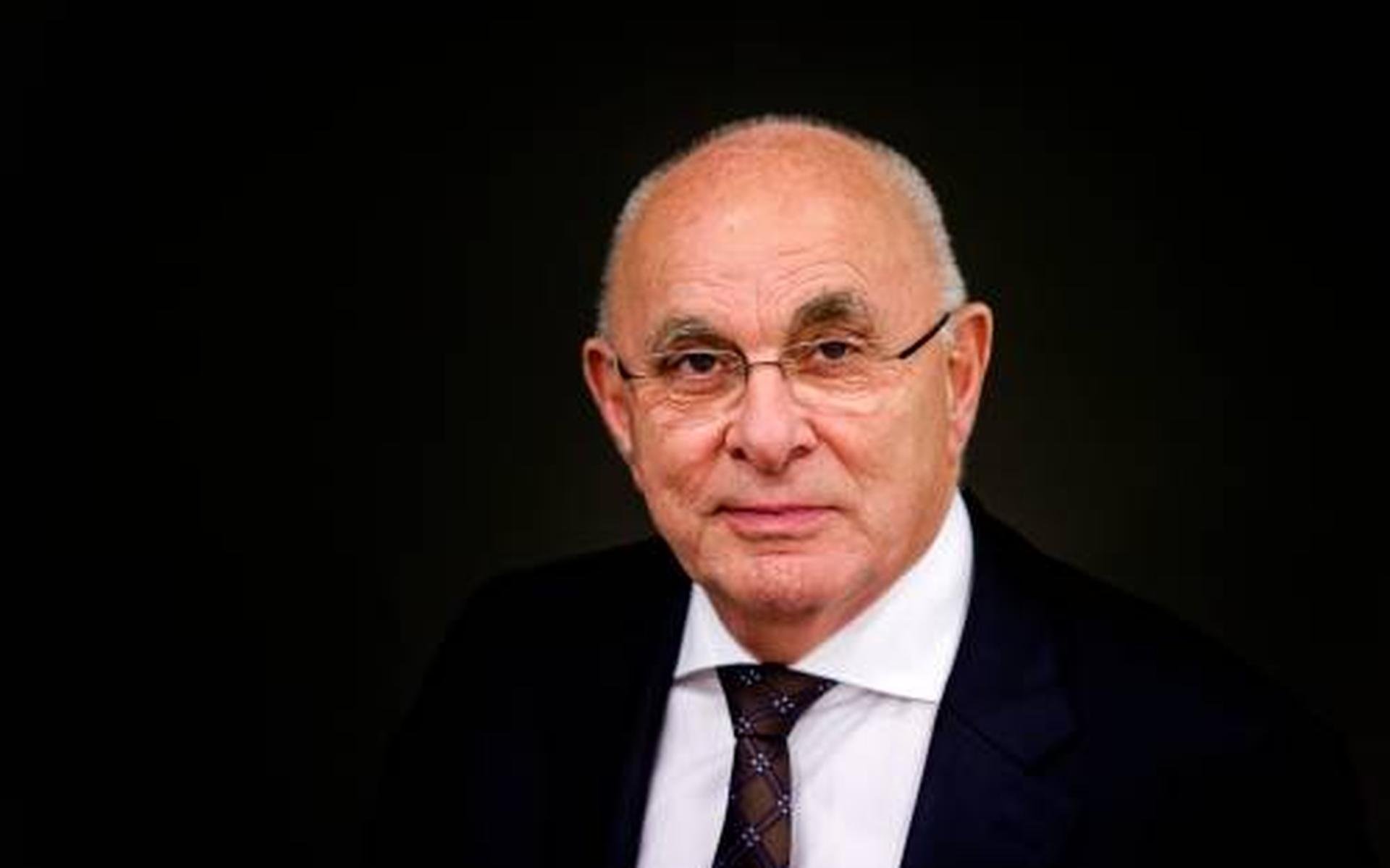 Michael van Praag signeert zijn biografie bij Van der Velde Boeken in