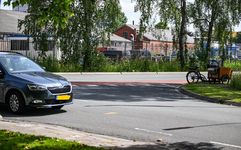 Postbode raakt gewond bij botsing tussen auto en fietser in Hoogezand.