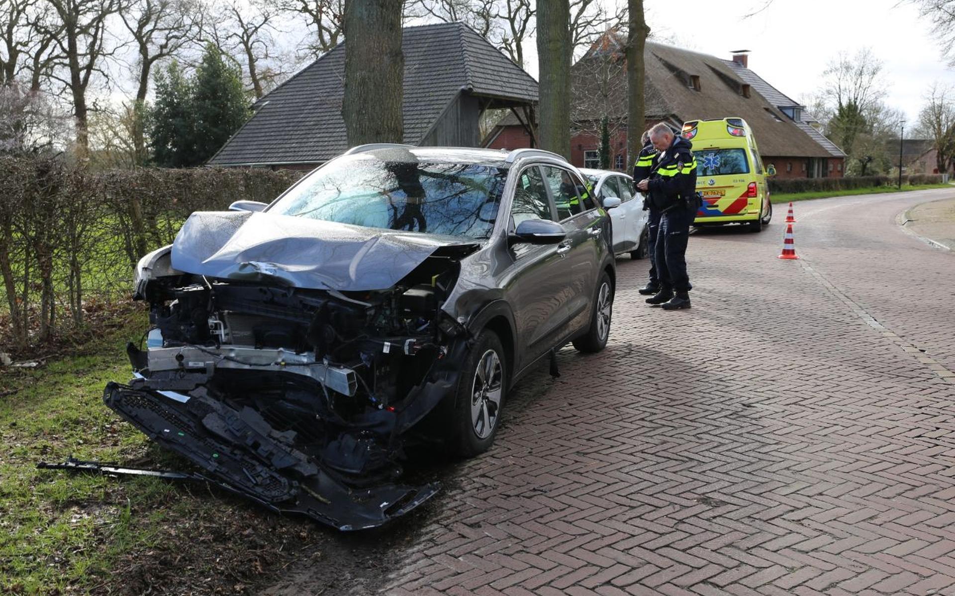 Auto's botsen op elkaar op Annerweg in Anloo