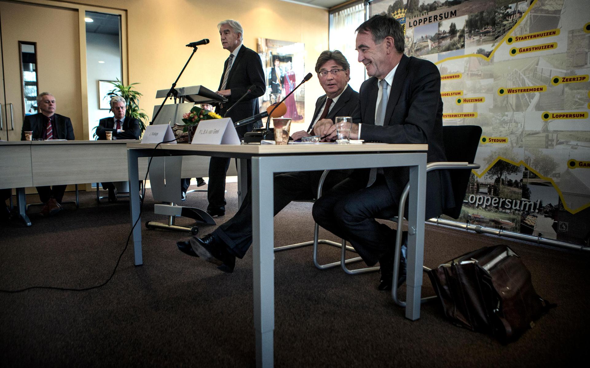 Pieter van Geel (rechts) samen met Jacques Wallage, als kwartiermaker van de Dialoogtafel in 2014. Links oud-commissaris Max van den Berg.