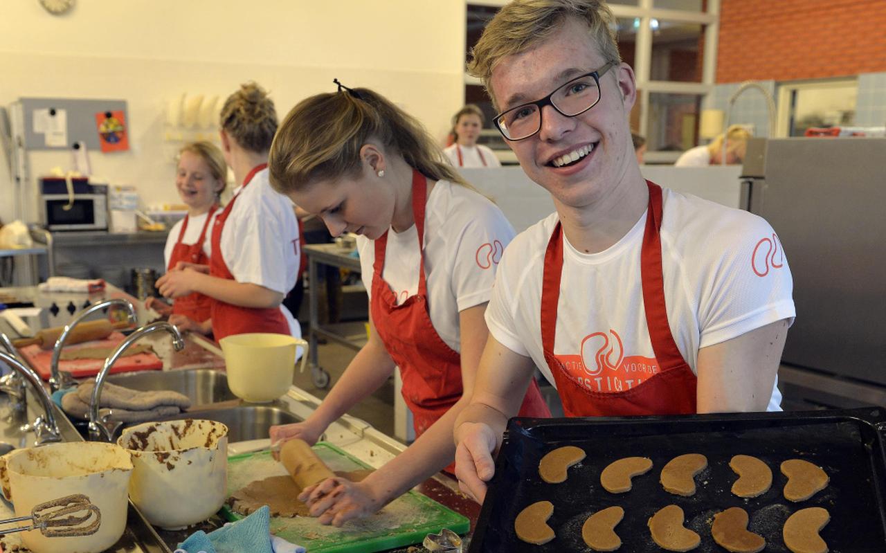 Jasper Schepers (14) bakt zoutarme koekjes om zo geld op te halen voor de Nierstichting. FOTO BOUDEWIJN BENTING Jasper Schepers (14) bakt zoutarme koekjes om zo geld op te halen voor de Nierstichting. FOTO BOUDEWIJN BENTING