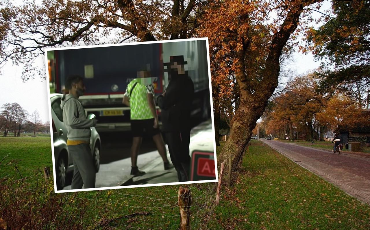 Inzet: Danny Ghosen in gesprek met twee pedojagers. Achtergrond: archiefbeeld Dorpsstraat Gees Inzet: Danny Ghosen in gesprek met twee pedojagers. Achtergrond: archiefbeeld Dorpsstraat Gees