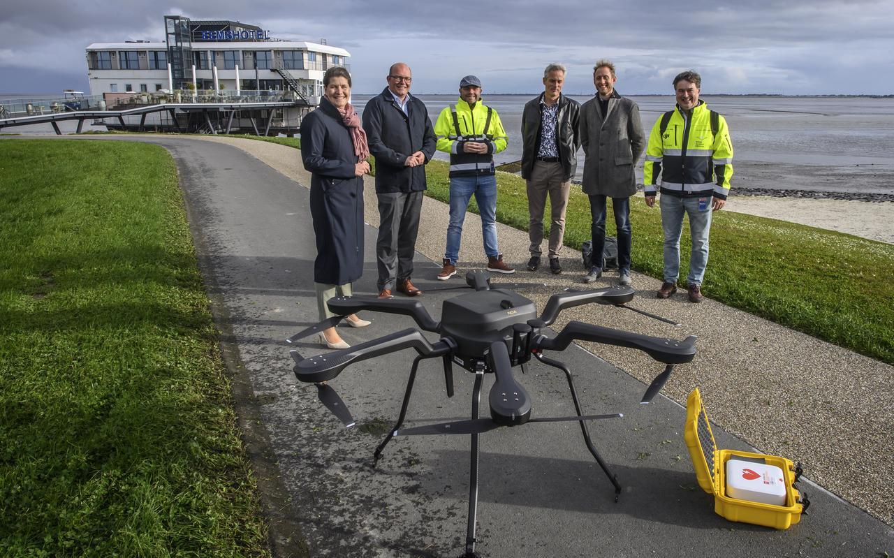 Woensdagochtend vloog voor het allereerst een drone met AED van het kantoor van Groningen Seaports naar het MuzeeAquarium in Delfzijl. Doel is aantonen dat levering van zo'n levensreddende set mogelijk is binnen het werkgebied van Groningen Seaports. Woensdagochtend vloog voor het allereerst een drone met AED van het kantoor van Groningen Seaports naar het MuzeeAquarium in Delfzijl. Doel is aantonen dat levering van zo'n levensreddende set mogelijk is binnen het werkgebied van Groningen Seaports.