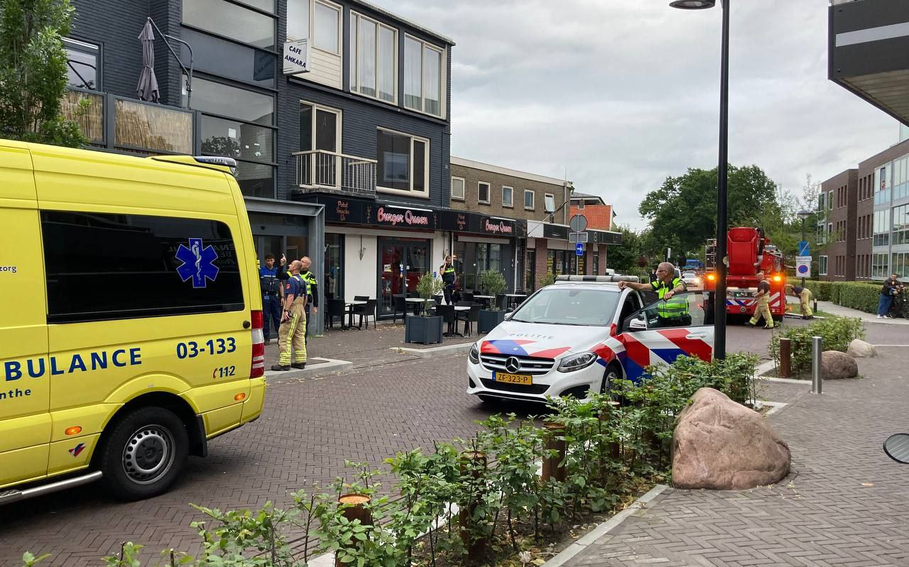 Politie en ambulance zijn zondagavond ter plekke bij de coffeeshop in Emmen.