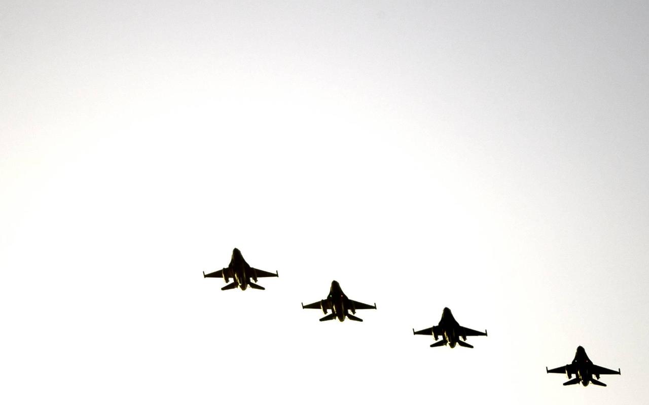 F16's jagen vandaag door de lucht boven Drenthe. F16's jagen vandaag door de lucht boven Drenthe.
