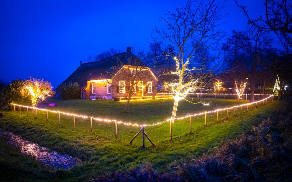 De 'beeldige boerderij' van de familie Kornet-Huberts in Ruinerwold was het allermooiste Kersthuis van Drenthe en Groningen.