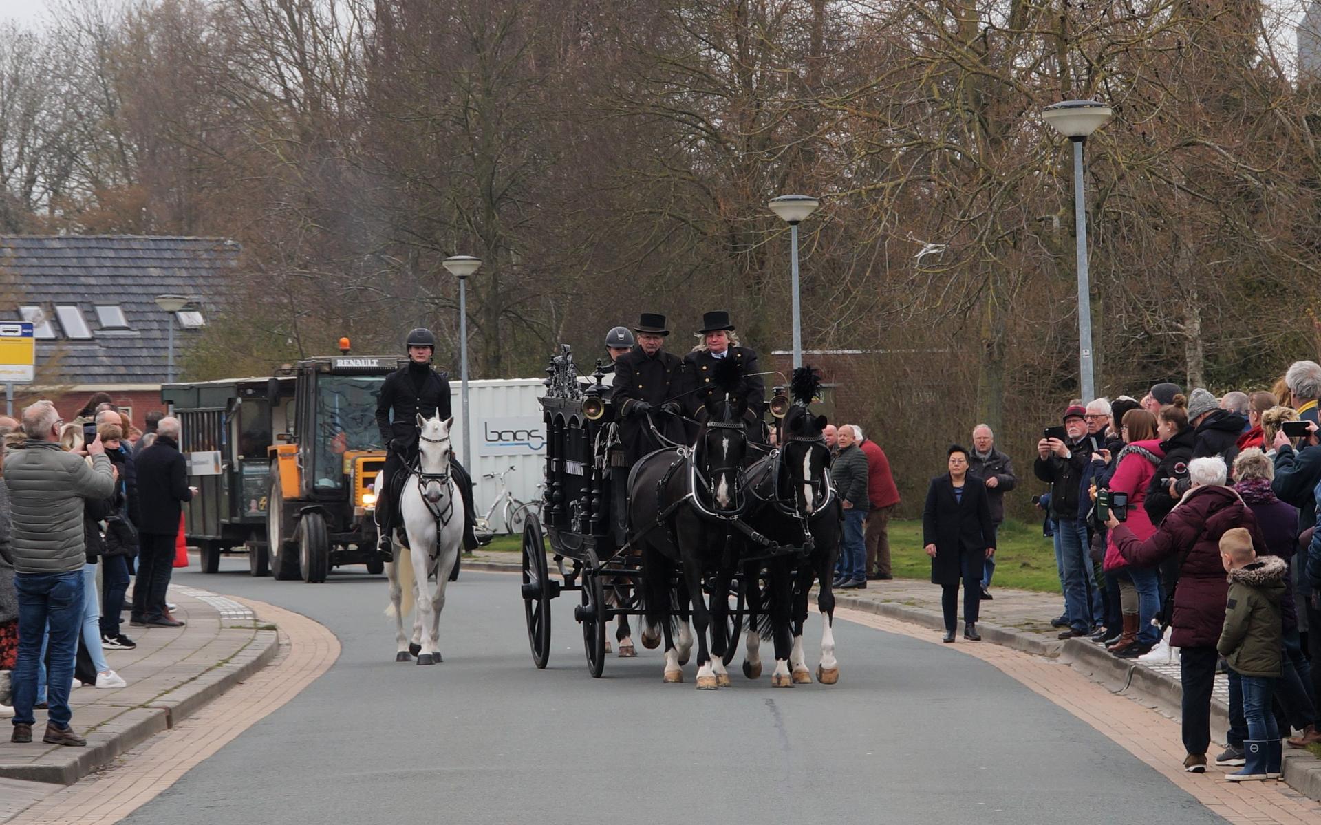 Inwoners van Bedum vormen een erehaag voor de koets met het lichaam van Jan Klooster.