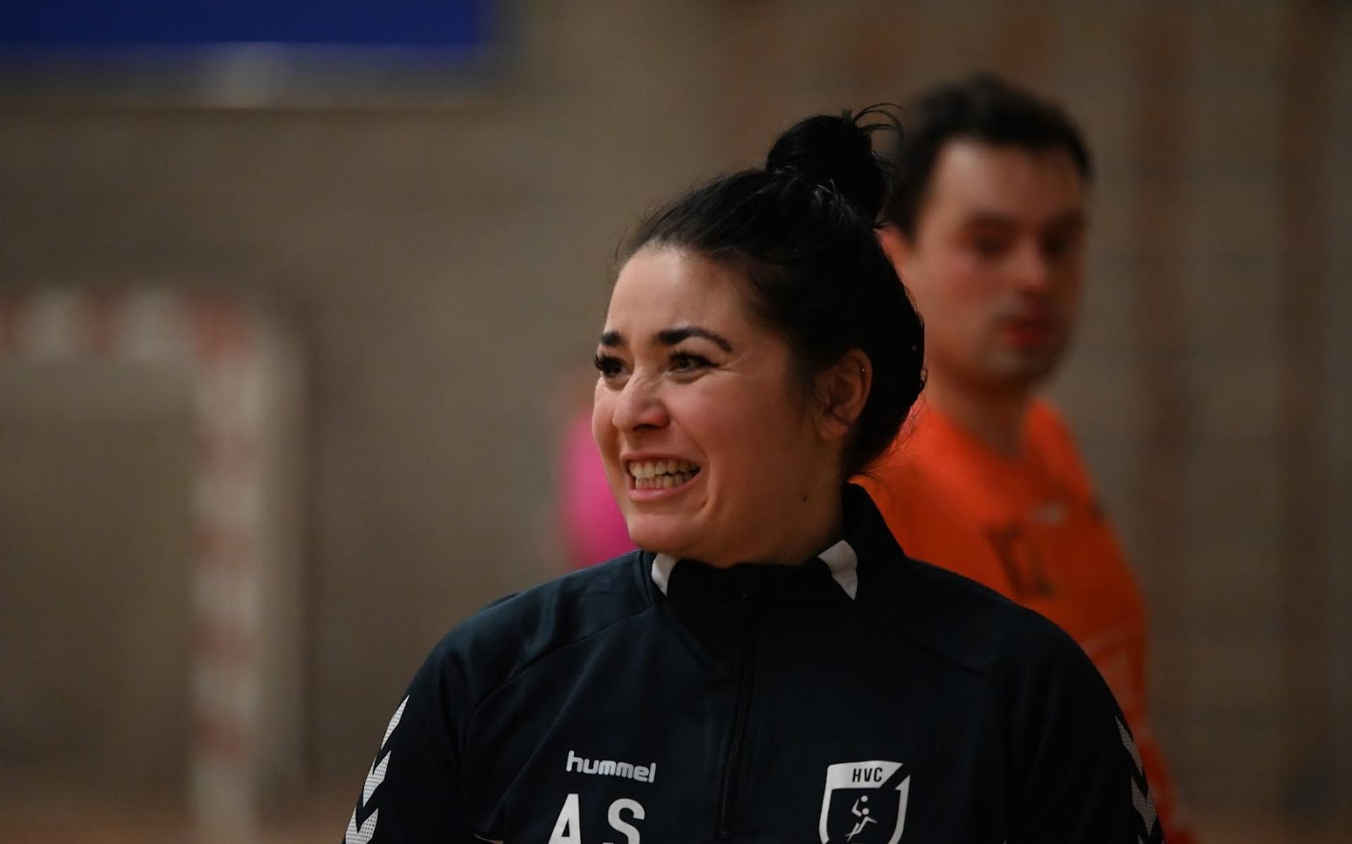 Handbaltrainer Annelies Smeets (35) uit Barger-Compascuum voert met haar mannenteam van HVC ranglijs