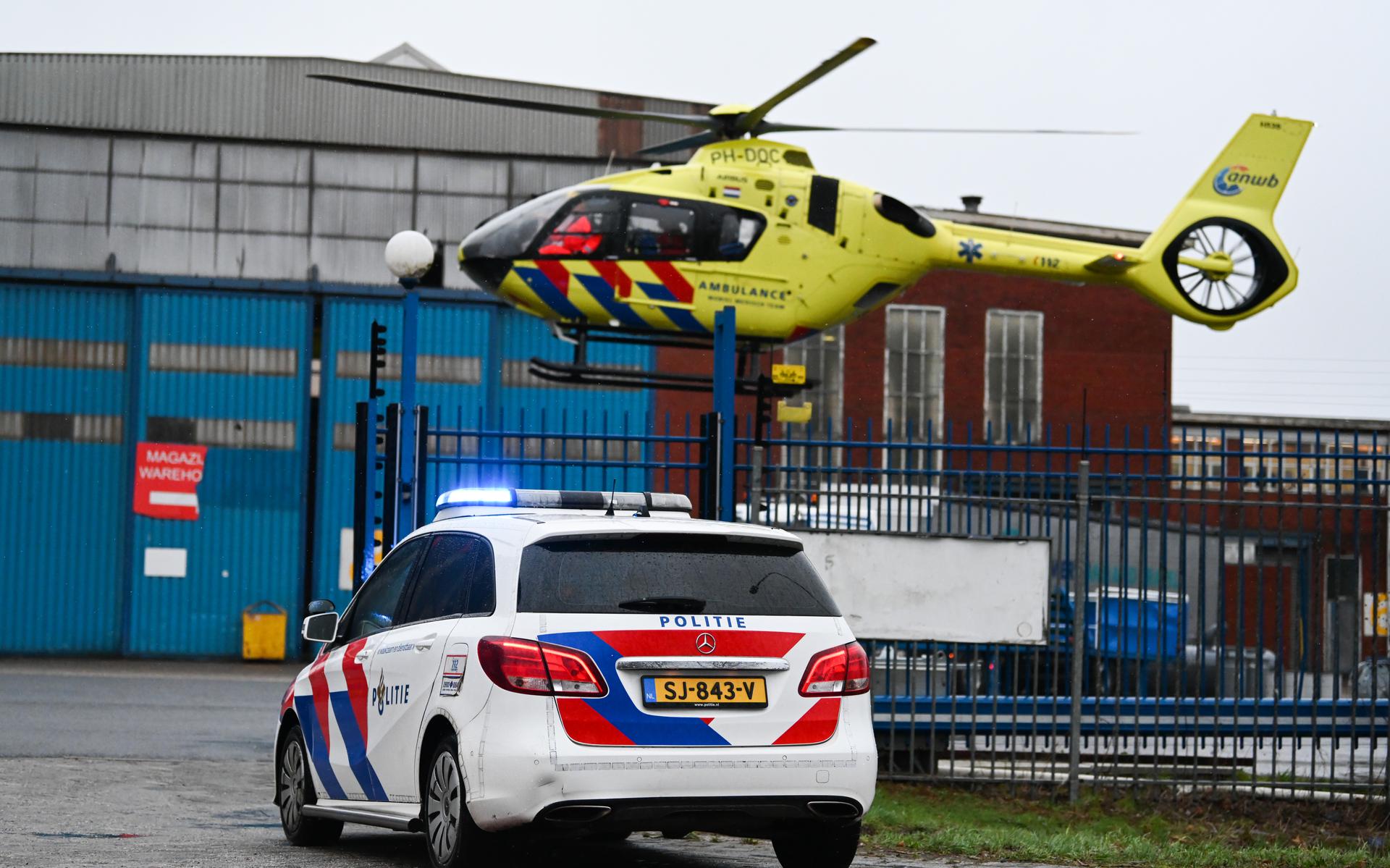 Politie en traumahelikopter bij de scheepswerf aan de Industrieweg in Hoogezand.