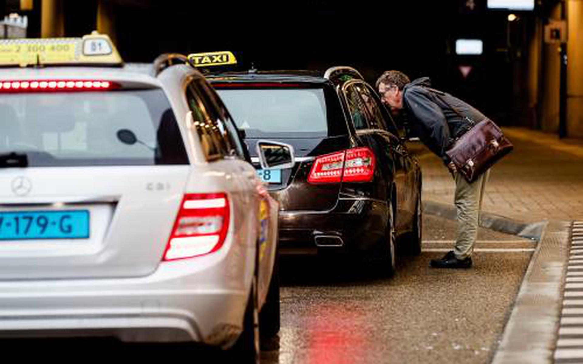 Taxichauffeur Tijdens Rit Bij Keel Gegrepen - Dagblad Van Het Noorden