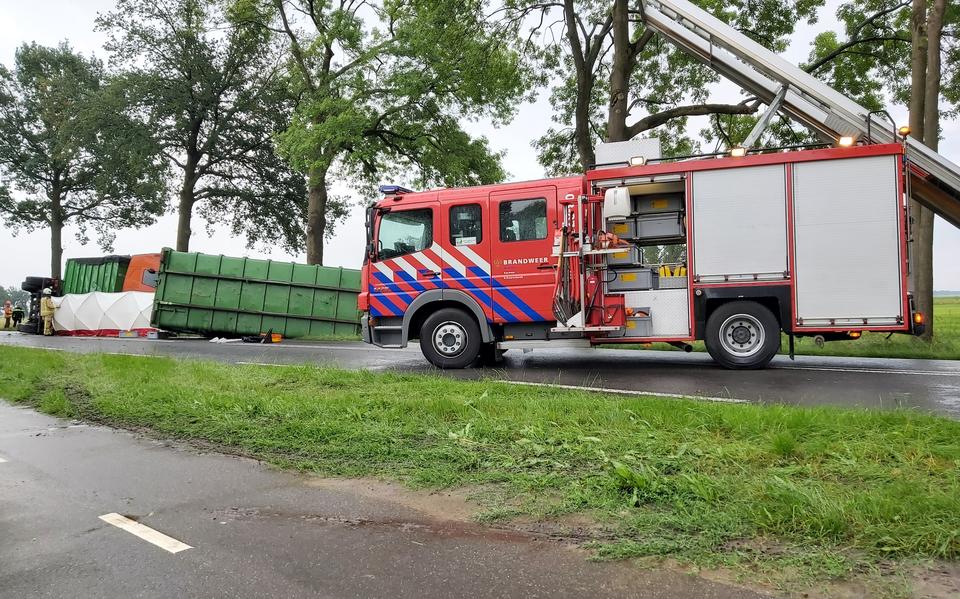 Vrachtwagenchauffeur overleden door botsing tegen boom bij Schoonebeek. Vrachtwagenchauffeur overleden door botsing tegen boom bij Schoonebeek.