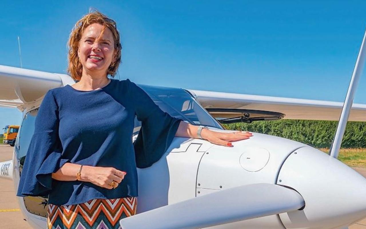Minister Van Nieuwenhuizen bij een elektrisch aangedreven vliegtuigtoestel. Minister Van Nieuwenhuizen bij een elektrisch aangedreven vliegtuigtoestel.