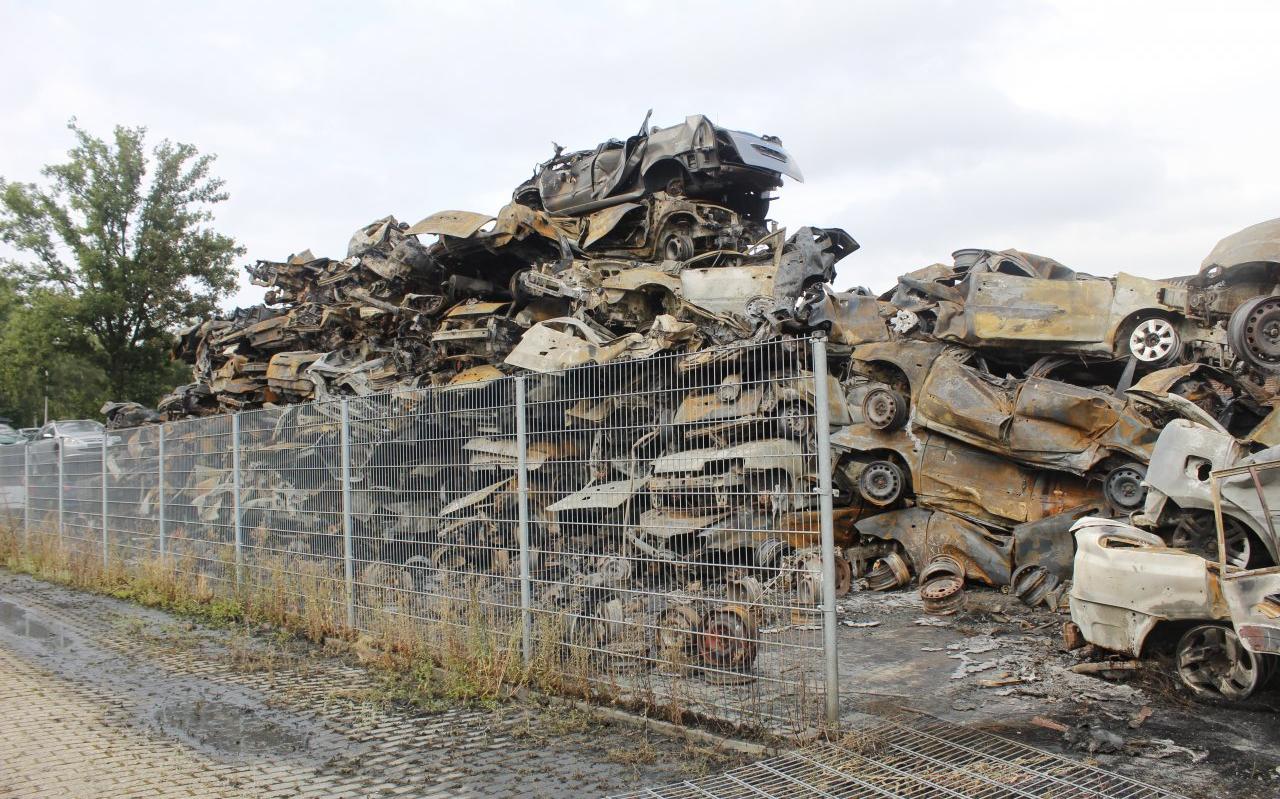 De schade is groot. Meer dan 200 auto's gingen verloren. De schade is groot. Meer dan 200 auto's gingen verloren.