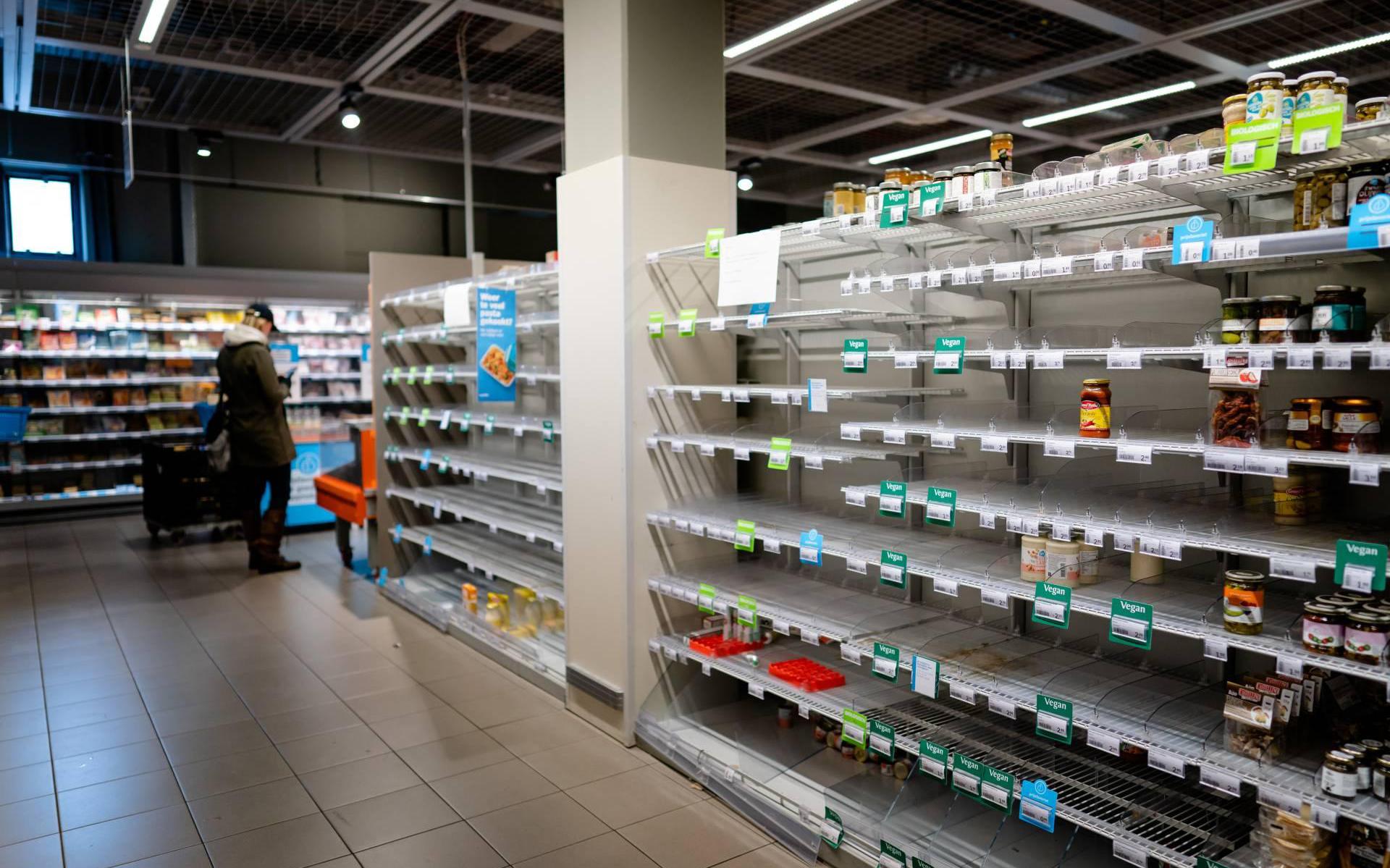 Bevoorrading supermarkt in gevaar in Groningen en andere provincies door sneeuw code oranje. Vertragingen in thuis bezorgen van boodschappen - het Noorden