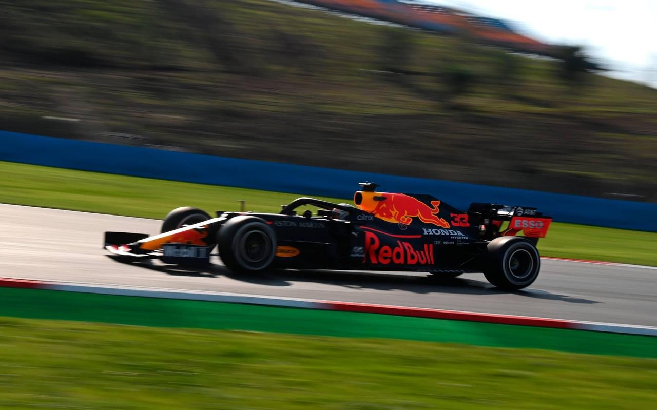 Max Verstappen tijdens de eerste training op het circuit van Istanbul. Max Verstappen tijdens de eerste training op het circuit van Istanbul.