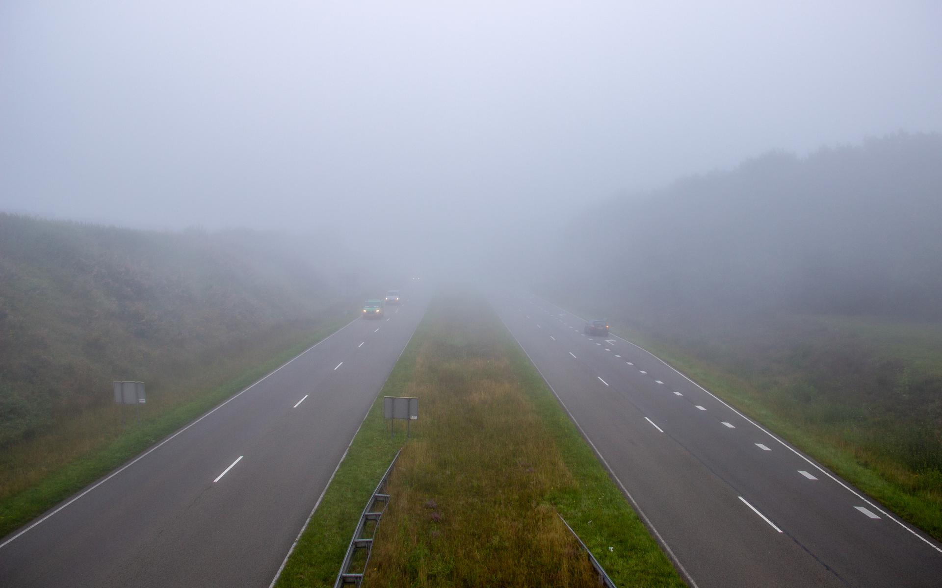 Dichte mist op de rondweg in Emmen. 
