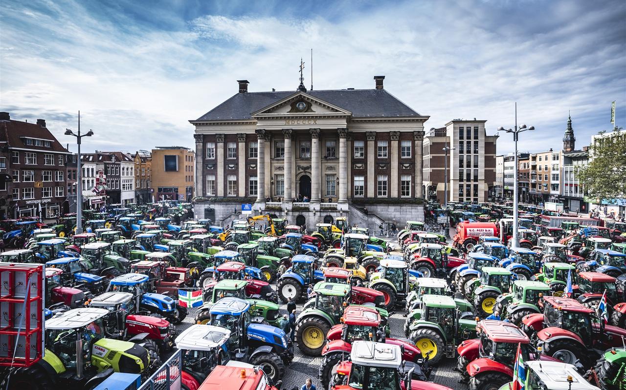 Machtsvertoon van de boeren op de Grote Markt in Groningen. Machtsvertoon van de boeren op de Grote Markt in Groningen.