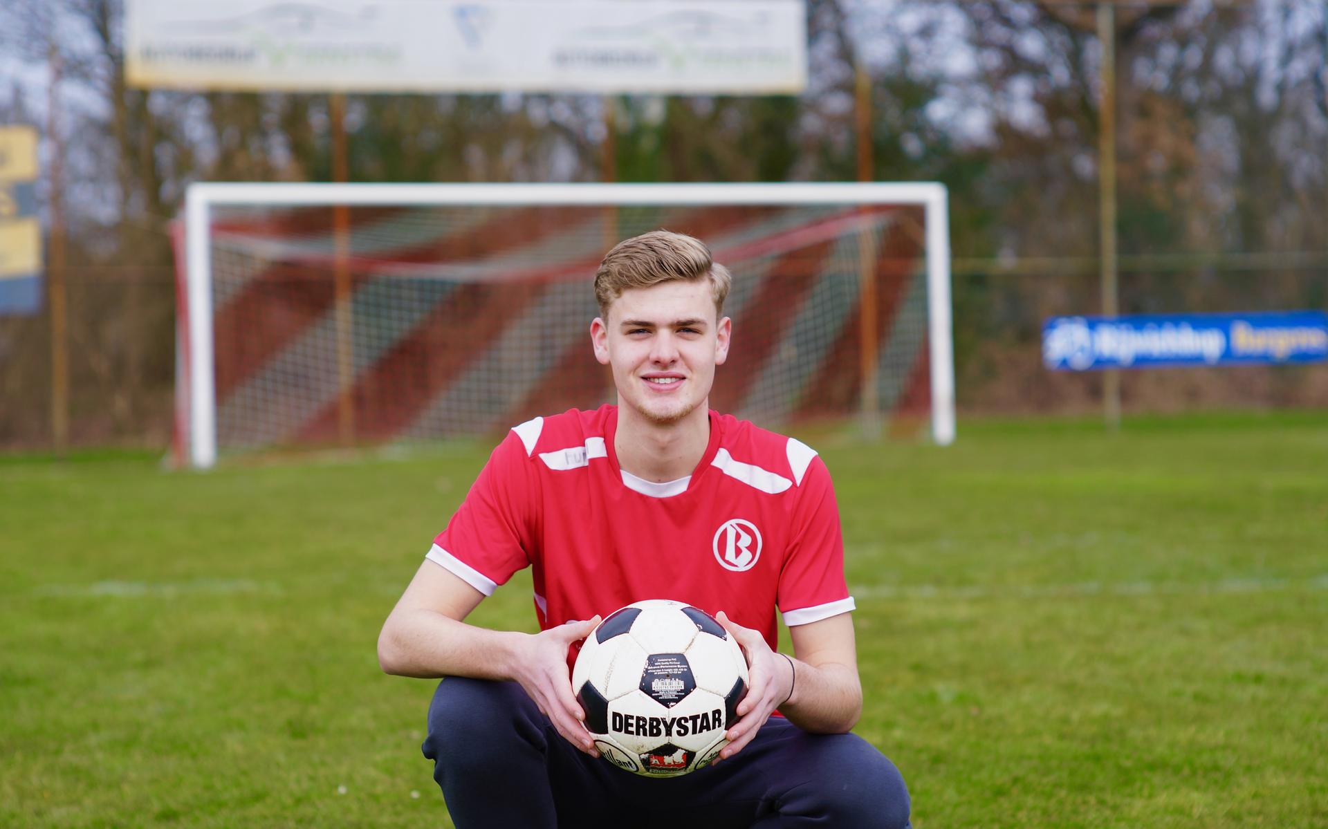 Middenvelder Sander (20) van vv Bargeres wil niets weten van een verloren seizoen. 'We moeten in de 