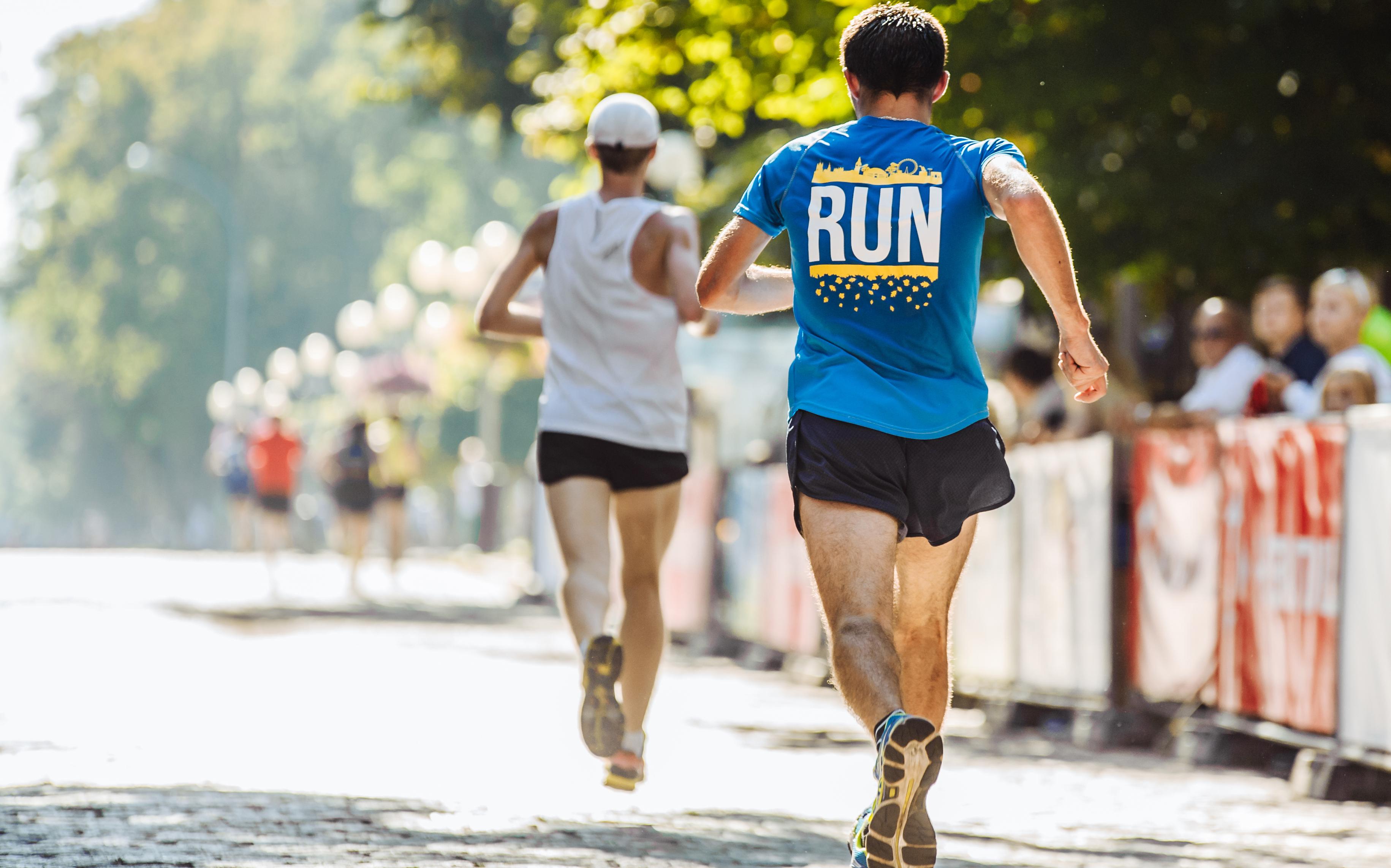 Karel-Jan Lensen uit Zuidlaren wint halve marathon Thaisner DörpsRun in Thesinge