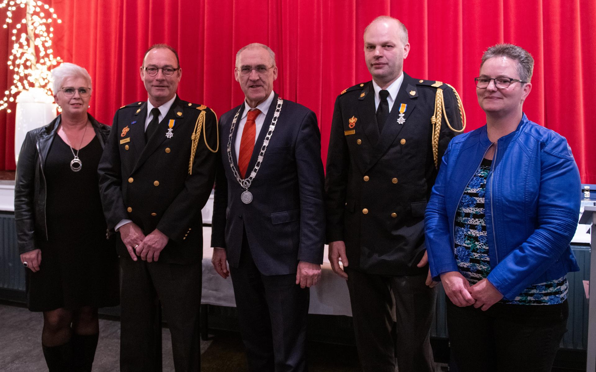Lintje voor Harm Atzema en Anton Molema van brandweerpost Zuidbroek - Dagblad van het Noorden