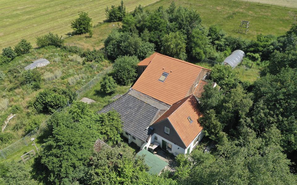 Een luchtfoto van de boerderij in Ruinerwold.