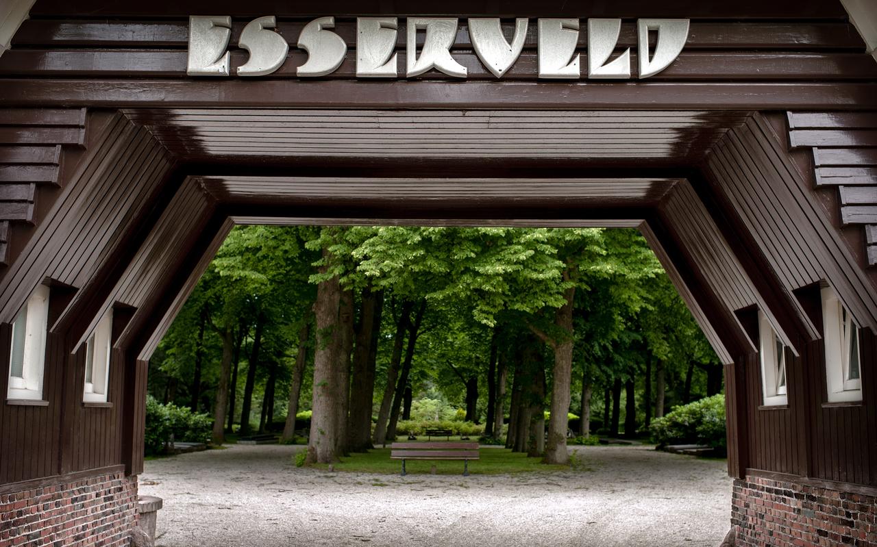 De toegangspoort van begraafplaats Esserveld in Groningen. De toegangspoort van begraafplaats Esserveld in Groningen.
