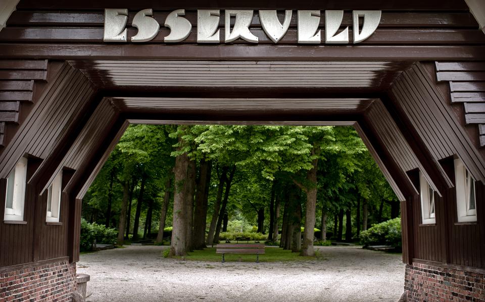 De toegangspoort van begraafplaats Esserveld in Groningen. 