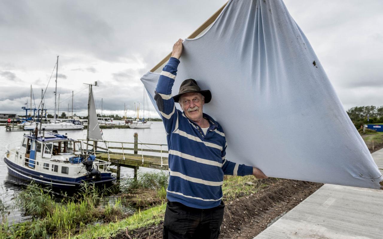 Geurt Busser bij zijn boot. FOTO GEERT JOB SEVINK Geurt Busser bij zijn boot. FOTO GEERT JOB SEVINK