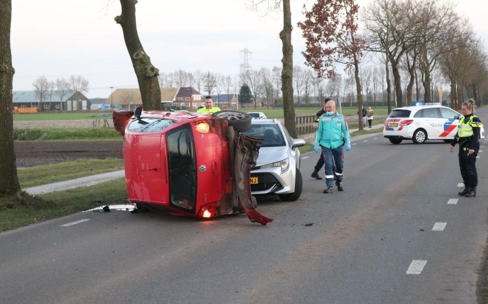 Auto belandt op de kant na botsing op Zuiderveen tussen Oude Pekela en Winschoten. N972 tijdelijk afgesloten.