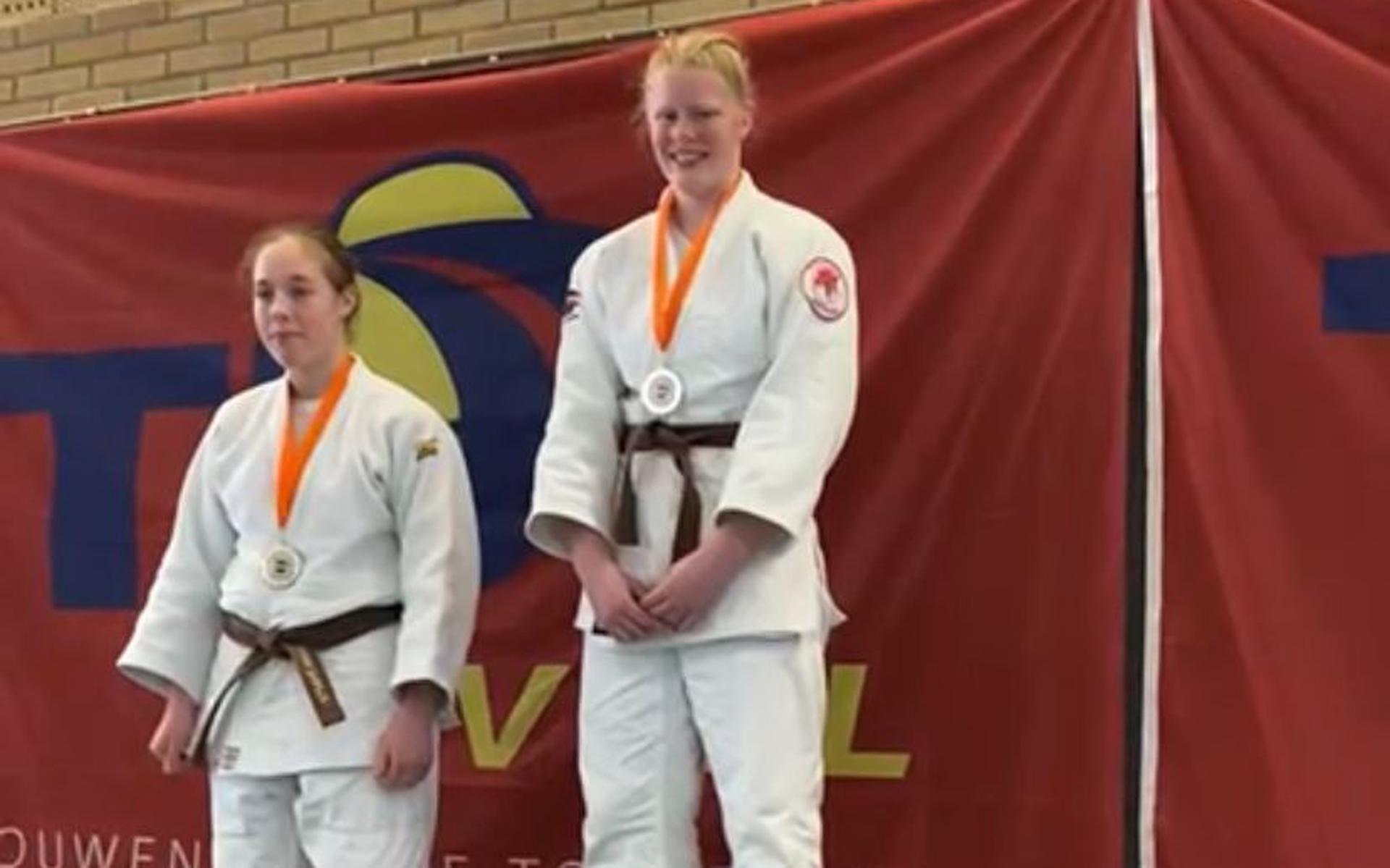 Renske Eijsink van Koizumi wint goud tijdens de districtskampioenschappen judo in Oude Pekela.
