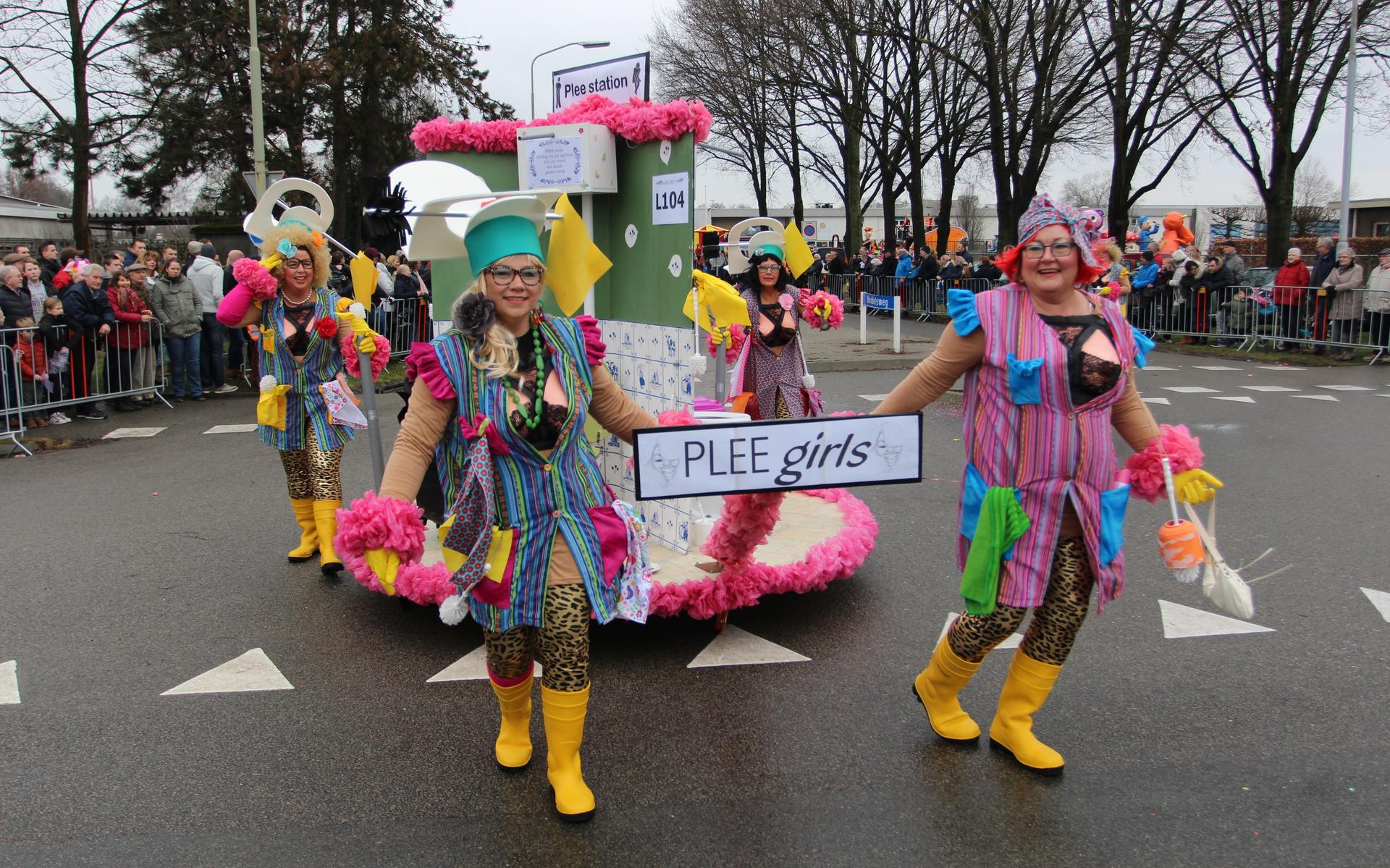 Carnavalsvereniging De Zeskante Steen uit Emmen blaast vijftig kaarsjes uit (en neemt 1 februari alv