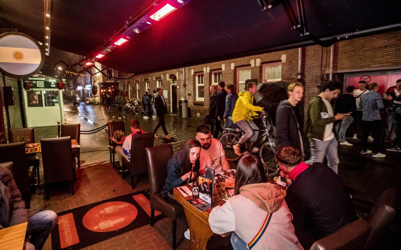 Jongeren, die vaak nog niet zijn gevaccineerd, verspreiden het virus gemakkelijk via het uitgaansleven. Jongeren, die vaak nog niet zijn gevaccineerd, verspreiden het virus gemakkelijk via het uitgaansleven.