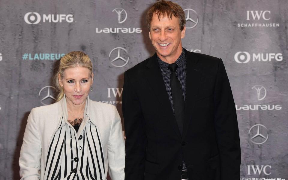 Skatelegende Tony Hawk breekt been bij skate-ongeluk. Skatelegende Tony Hawk breekt been bij skate-ongeluk.