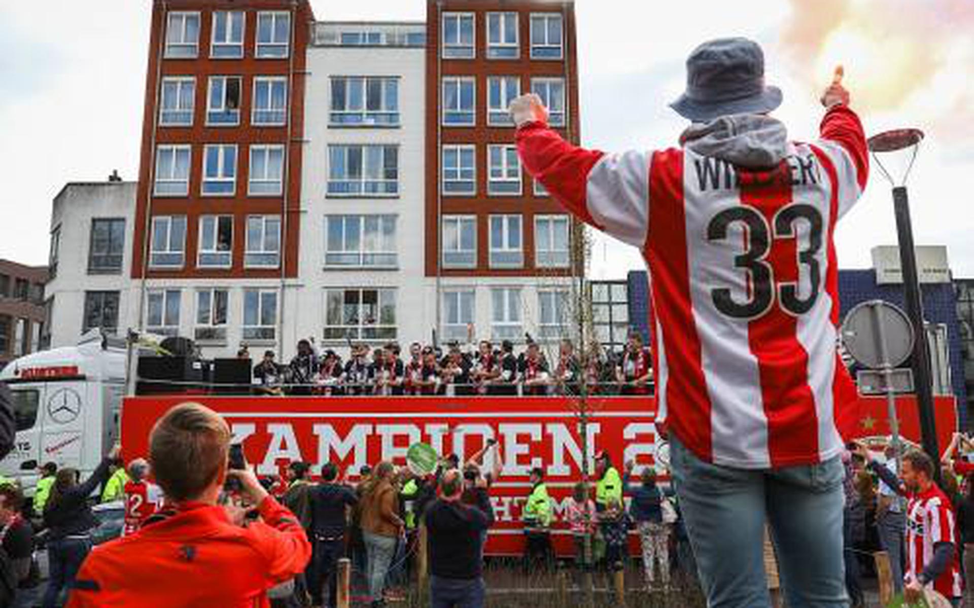 PSV toert op platte kar door Eindhoven Dagblad van het Noorden