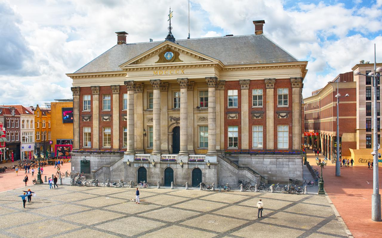 Zo ziet de Grote Markt in Groningen er nu nog uit. De blauwgrijze steentje voor het stadhuis worden vervangen door een ander soort steen.