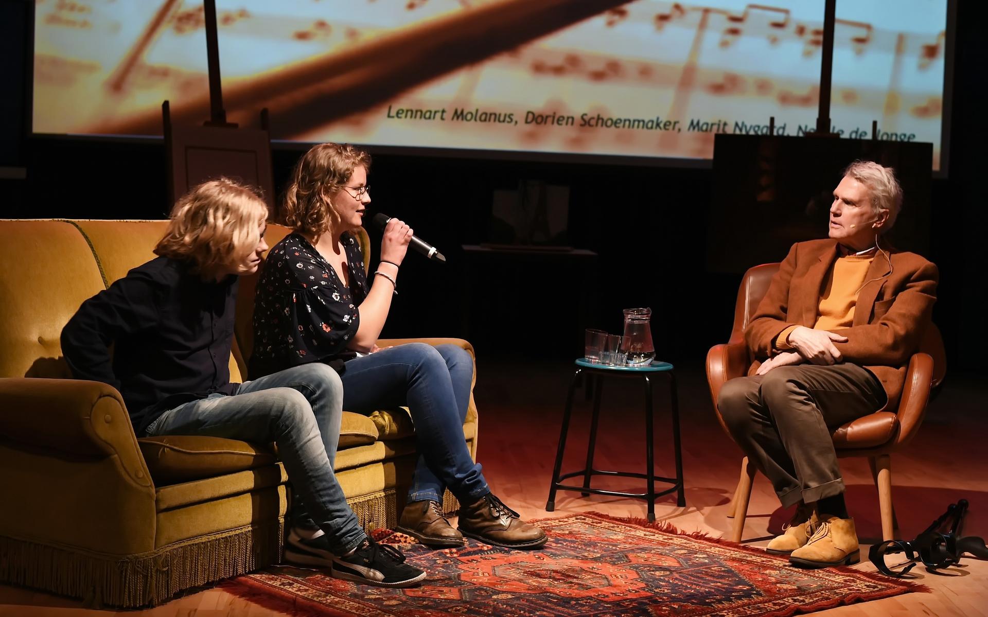 Hoe het kan dat Adriaan van Dis en Özcan Akyol het leesonderwijs van