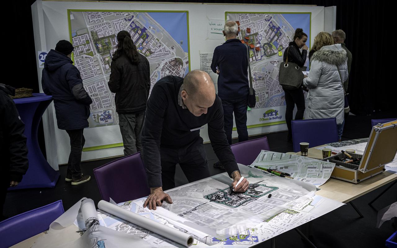 Een planoloog maakt een schets van een gedeelte van een van de wijken in Delfzijl.