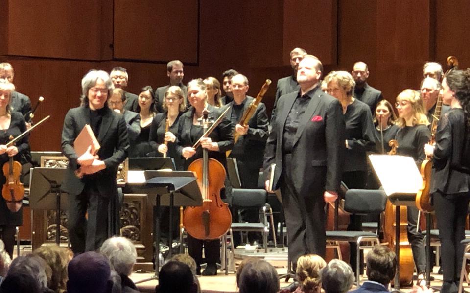 Matthäus Passion van Bach, door de Nederlandse Bachvereniging. Links dirigent Masato Suzuki, rechts Benjamin Bruns als Evangelist.
