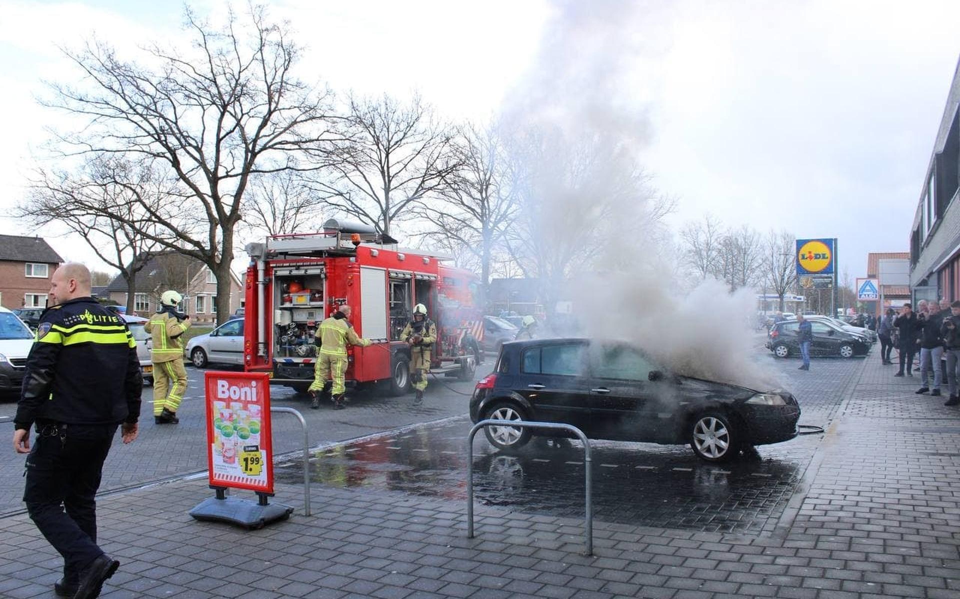 Auto brandt uit in hartje Klazienaveen - Dagblad van het Noorden - Dagblad van het Noorden