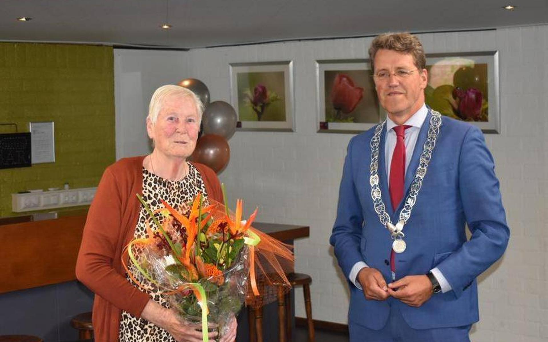 Tiny Bos-Fuhler uit Barger-Oosterveld krijgt lintje voor ruim halve eeuw vrijwilligerswerk