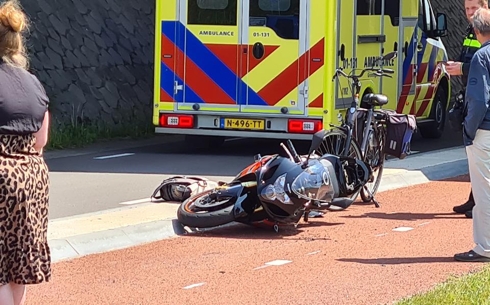 112-nieuws uit Drenthe en Groningen | Olievlek in water bij scheepswerf, automobilist bekneld bij aanrijding en man zwaait met v 112-nieuws uit Drenthe en Groningen | Olievlek in water bij scheepswerf, automobilist bekneld bij aanrijding en man zwaait met v