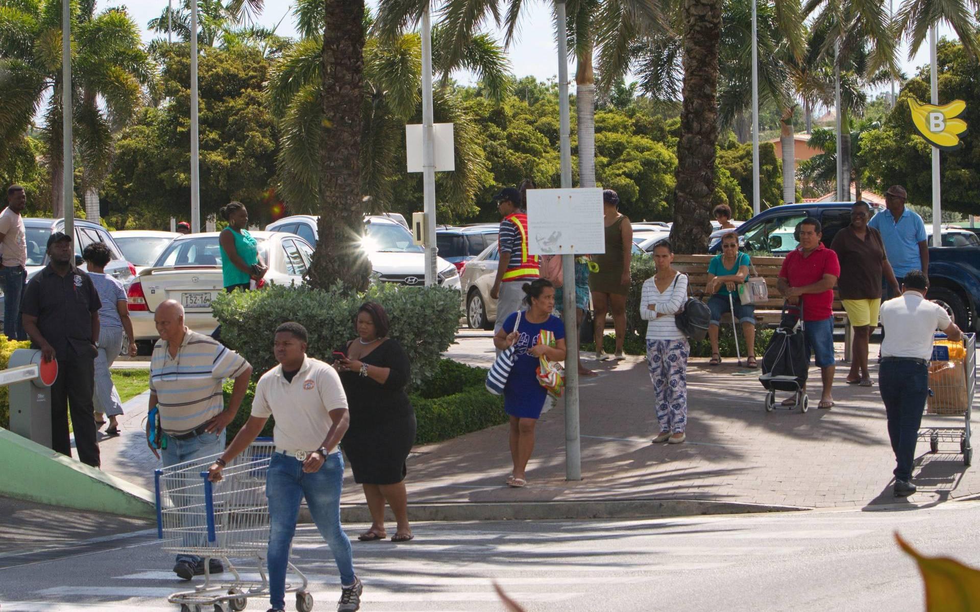 'Te veel samenscholingen op Curaçao na opheffen lockdown'