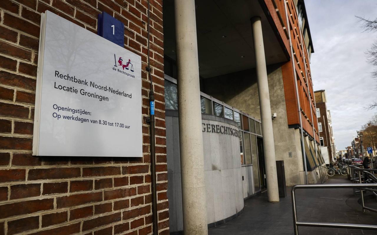 Een 33-jarige man uit Borger is voor het achteroverdrukken van ruim 100.000 euro van zijn werkgever door facturen te vervalsen veroordeeld tot een werkstraf van 160 uur. Een 33-jarige man uit Borger is voor het achteroverdrukken van ruim 100.000 euro van zijn werkgever door facturen te vervalsen veroordeeld tot een werkstraf van 160 uur.