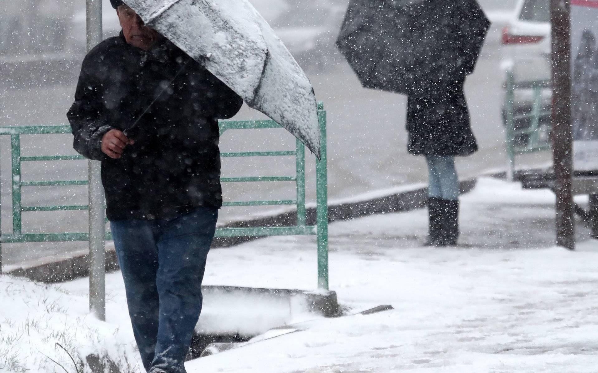Volgens weerman Jannes Wiersema zijn we nog niet van het winterweer af: 'Als er morgenvroeg een paar