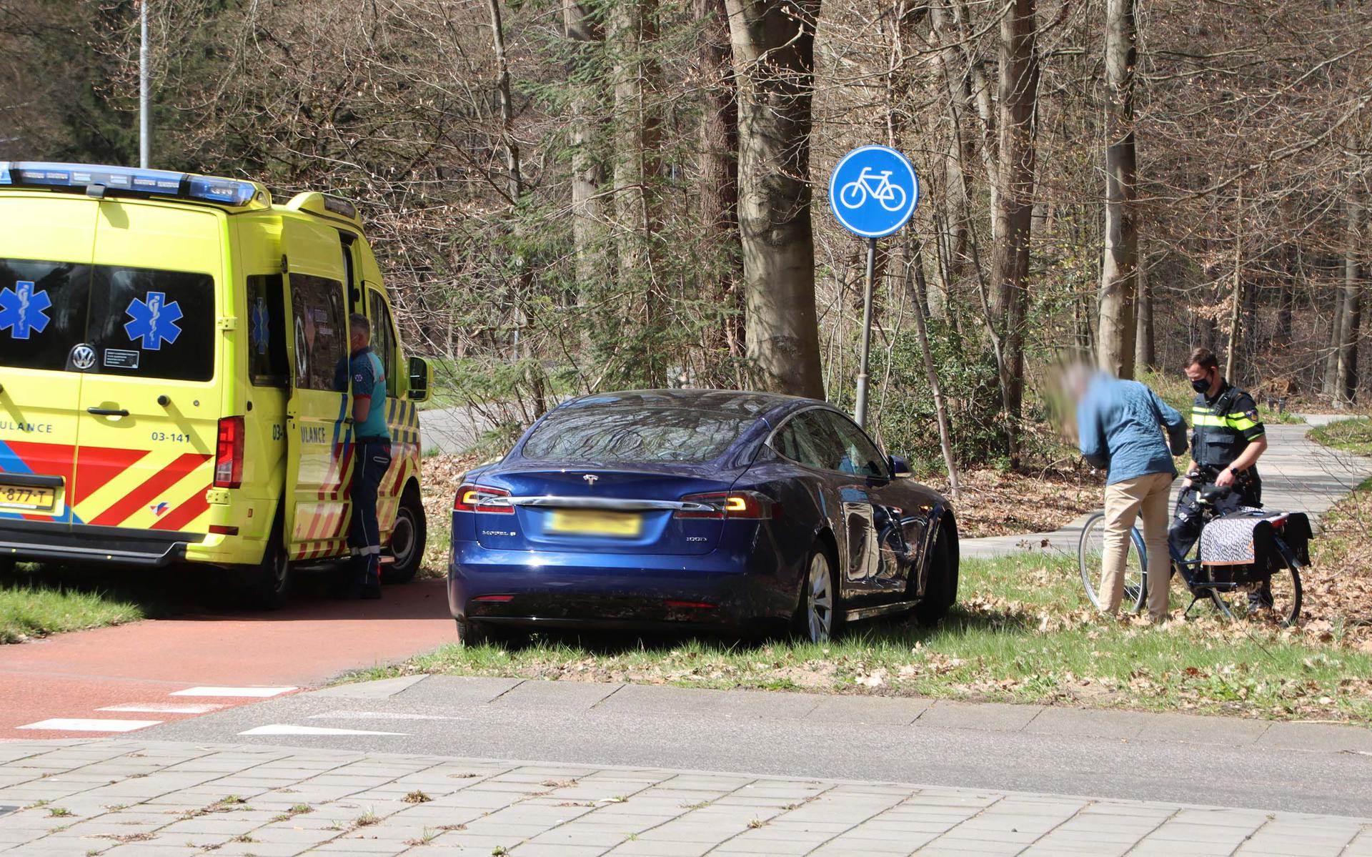 Fietser Raakt Gewond Bij Botsing Met Auto Op Boslaan In Emmen - Dagblad ...