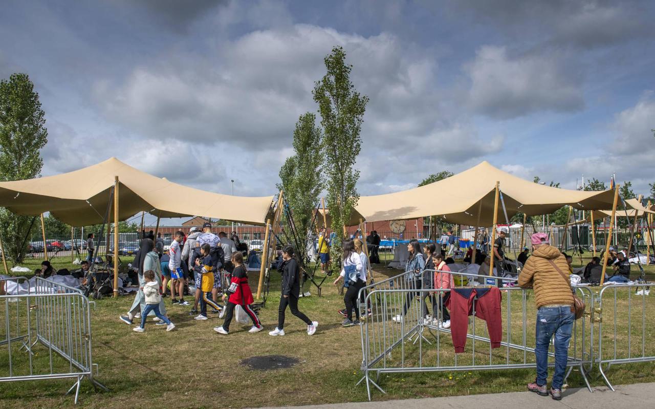 Nederland moet de crisisnoodopvang van asielzoekers met 5625 plekken verhogen om het aanmeldcentrum in Ter Apel te ontlasten.